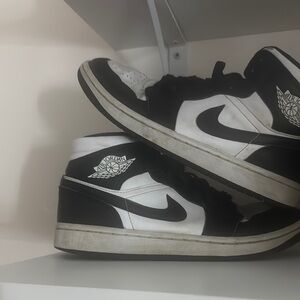 Nike Women's Black and White Sneakers